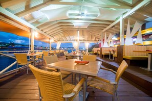 2 restaurantes; se sirven desayunos, almuerzos, cenas y cocina caribeña 