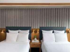 Deluxe-Doppelzimmer, 2 Doppelbetten | Hochwertige Bettwaren, Zimmersafe, Schreibtisch, Verdunkelungsvorhänge