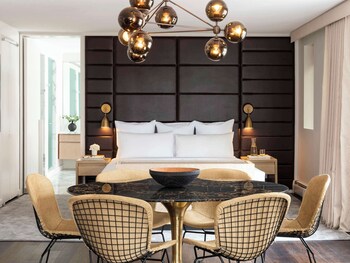 Premium bedding, in-room safe, desk, blackout drapes at 21c Museum Hotel Chicago