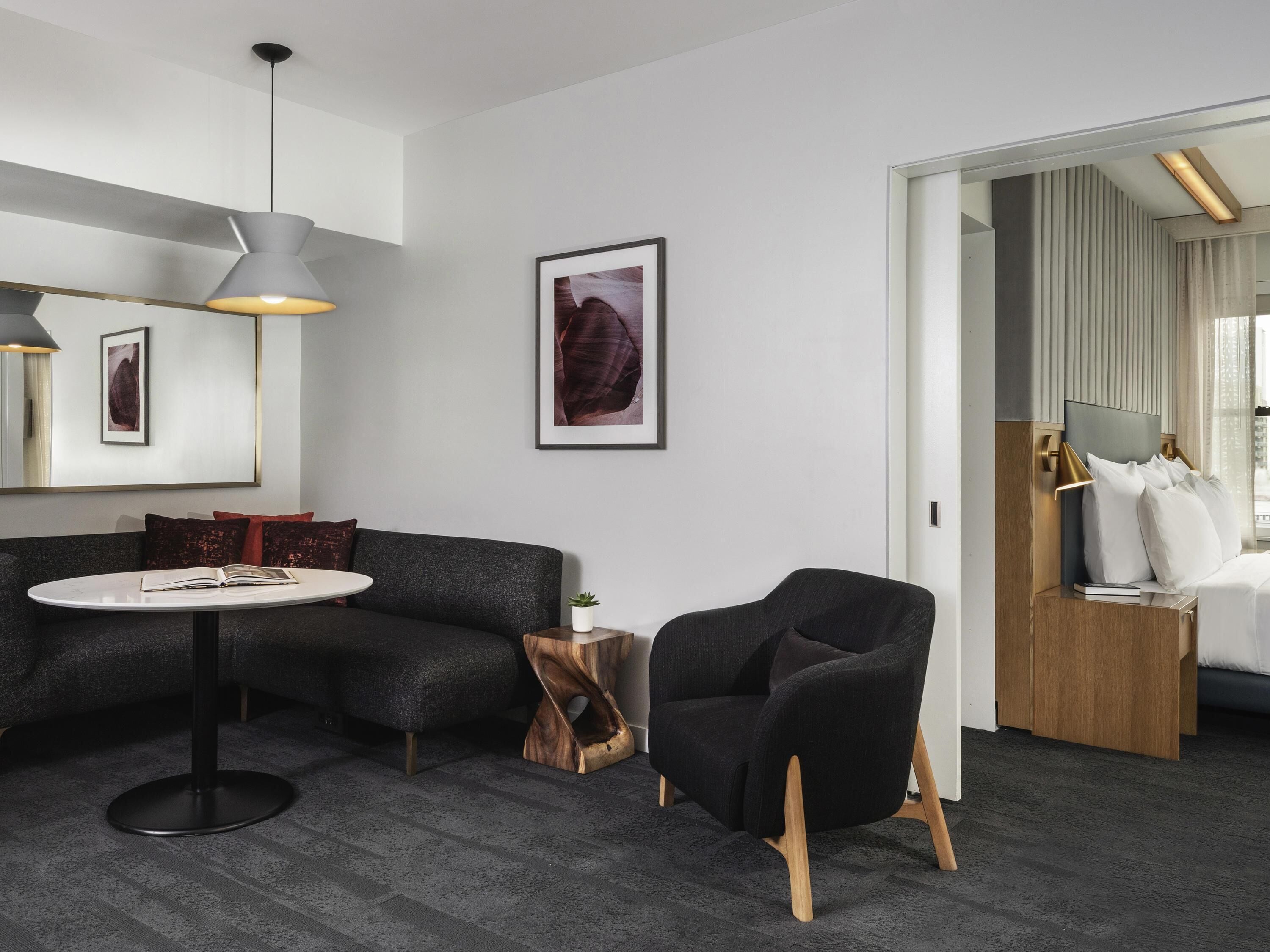 Ropa de cama de alta calidad y caja de seguridad en la habitación 