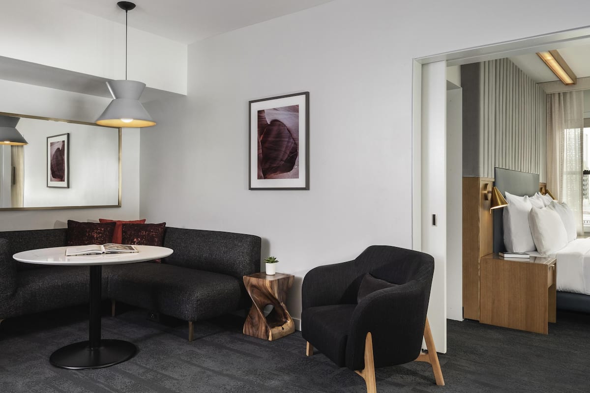 Premium bedding, in-room safe, desk, blackout drapes