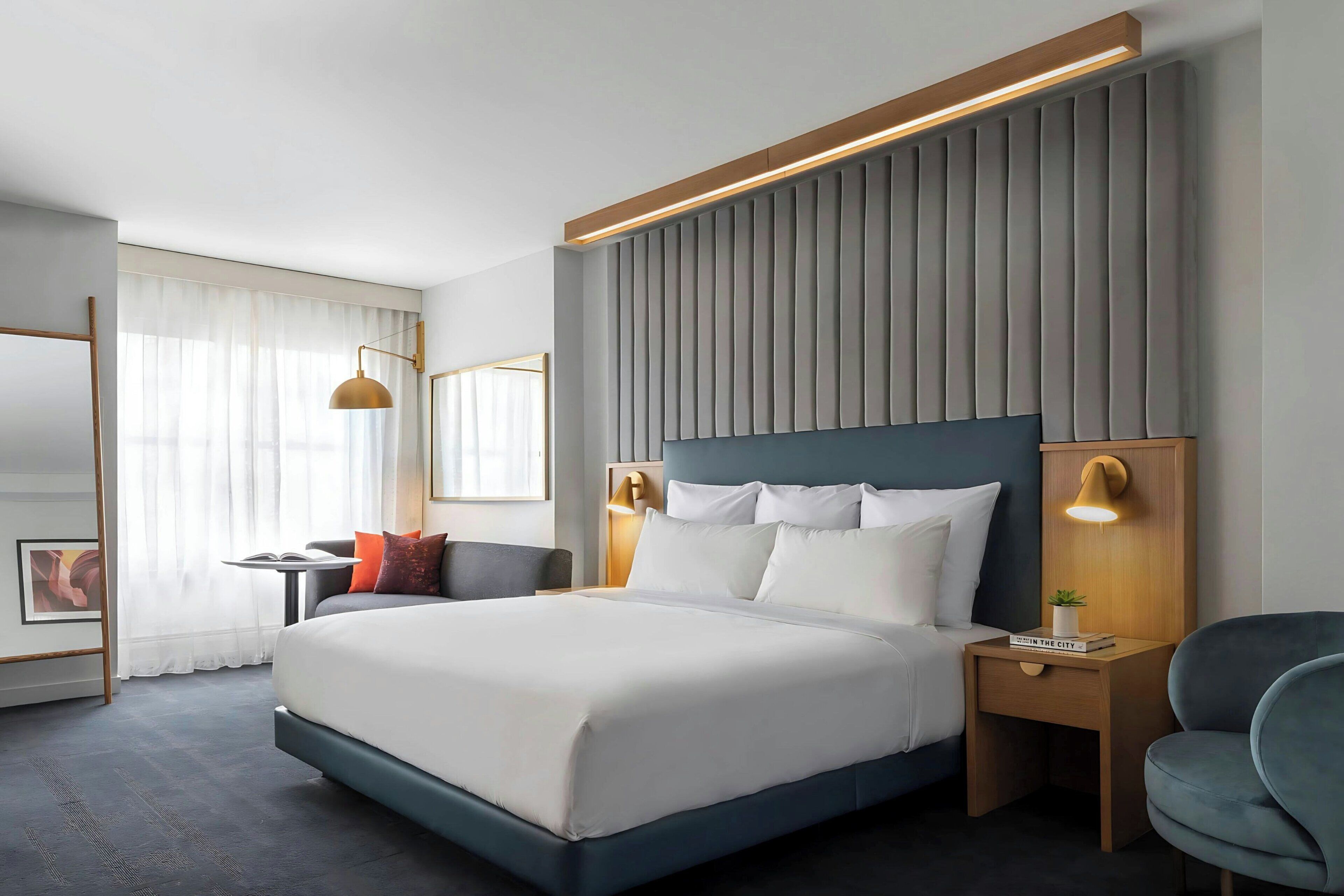 Ylelliset vuodevaatteet, tallelokero huoneessa, työpöytä, pimennysverhot