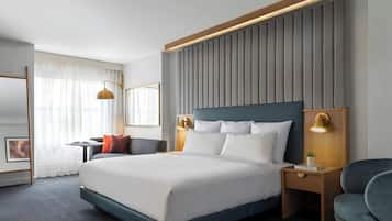 Quarto, 1 cama King | Roupas de cama premium, cofres nos quartos, escrivaninha