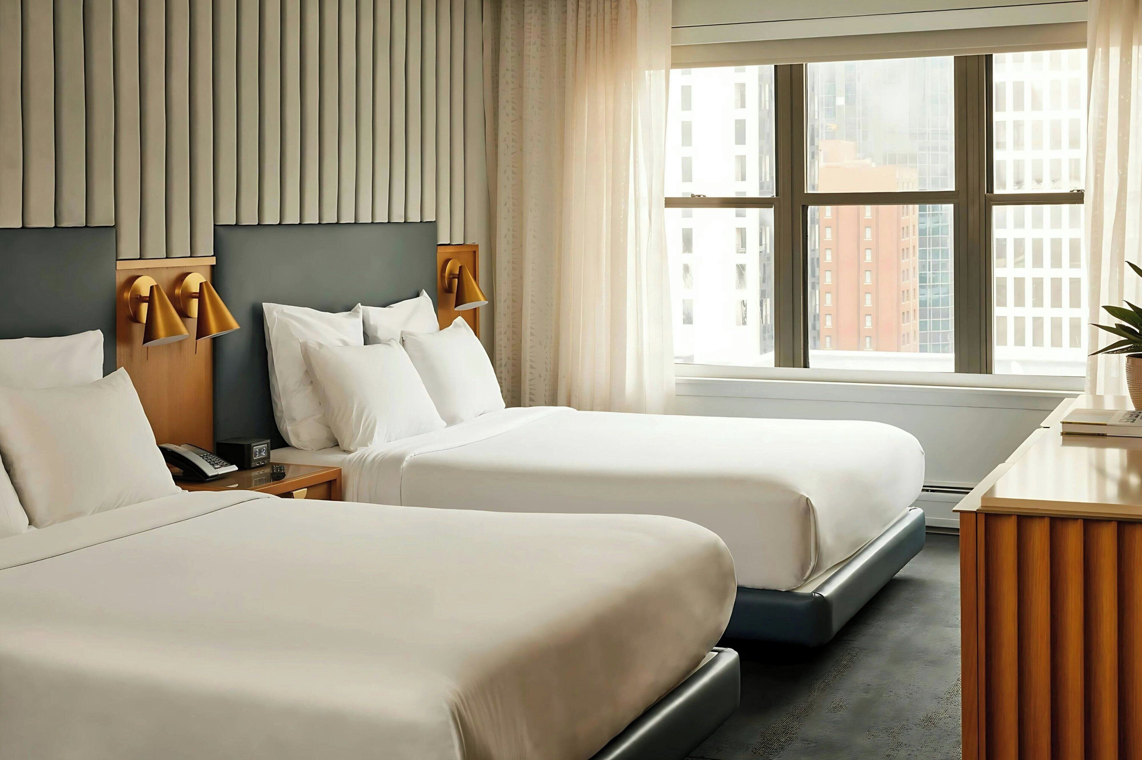 Huone, 2 parisänkyä | Ylelliset vuodevaatteet, tallelokero huoneessa, työpöytä, pimennysverhot