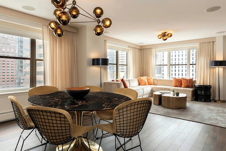 Presidential Suite, 1 Bedroom, Non Smoking | Premium bedding, in-room safe, desk, blackout drapes. Hotel 55 Chicago Downtown