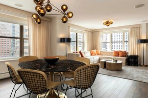 Ropa de cama de alta calidad y caja de seguridad en la habitación 