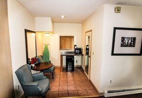 Habitación Premium doble, 2 camas dobles | Escritorio, sistema de insonorización, tabla de planchar con plancha