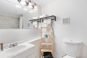 Pengering rambut dan handuk