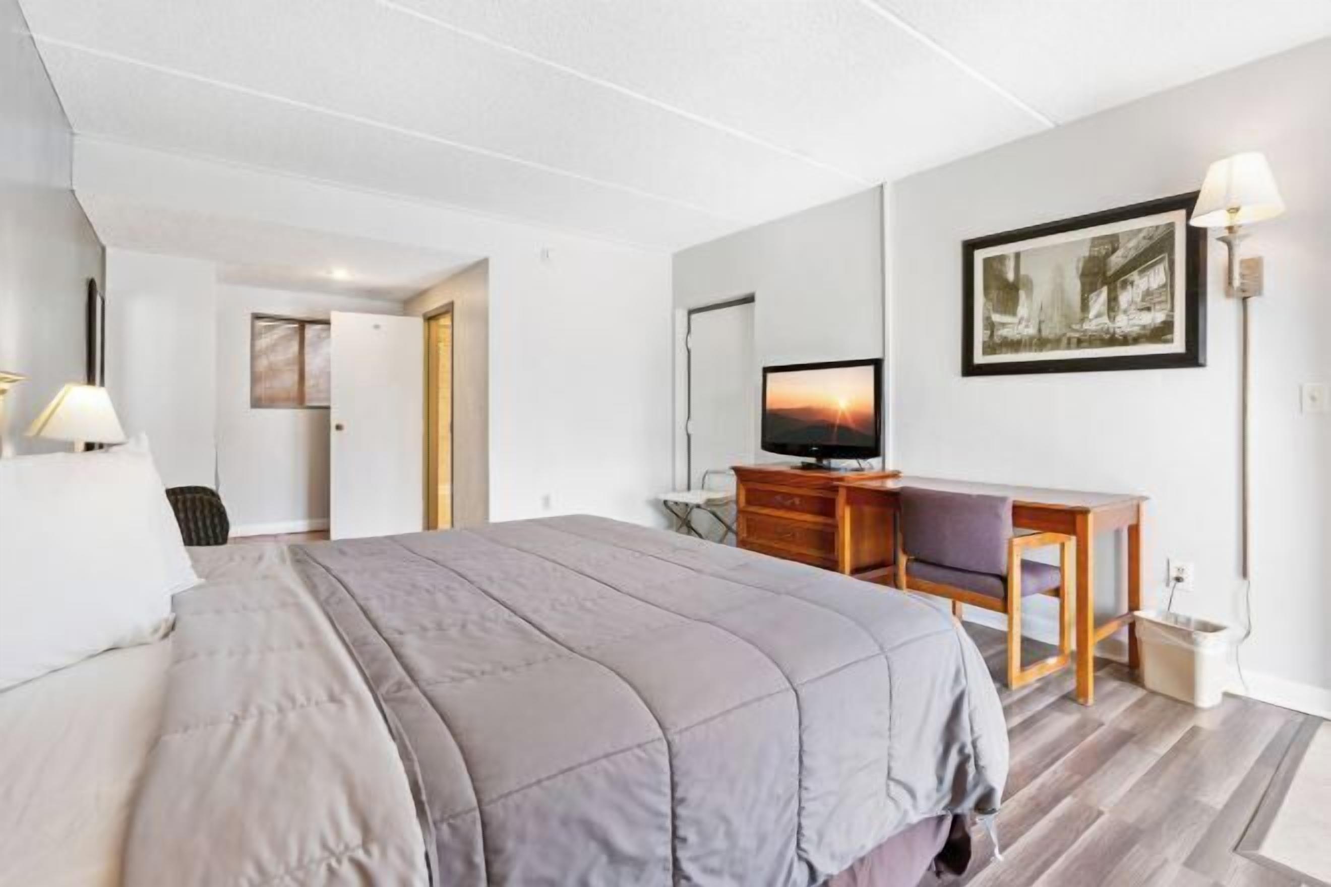 Una scrivania, insonorizzazione, ferro/asse da stiro, Wi-Fi gratuito