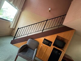 Habitación superior, varias camas, fumadores | Escritorio, sistema de insonorización, tabla de planchar con plancha