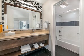 Combined shower/bathtub, free toiletries, hair dryer, towels - Sonesta ES Suites Orlando - Lake Buena Vista (Orlando)
