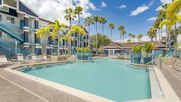 Una piscina al aire libre (de 10:00 a 22:00), sombrillas, tumbonas