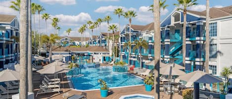 Piscine extérieure, parasols de plage, chaises longues