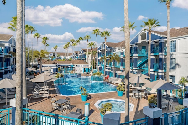 Außenpool, geöffnet von 10:00 Uhr bis 22:00 Uhr, Sonnenschirme