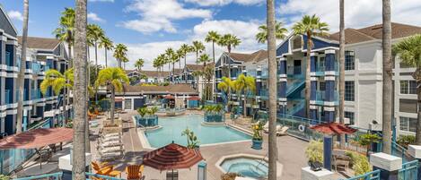 Kolam renang outdoor, dengan payung kolam renang dan kursi berjemur