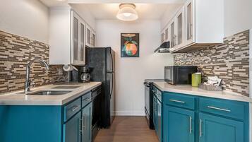 Full-size fridge, microwave, stovetop, dishwasher