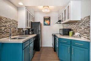 Full-size fridge, microwave, stovetop, dishwasher - Sonesta ES Suites Orlando - Lake Buena Vista (Orlando)