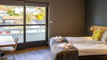 Hypo-allergenic bedding, minibar, in-room safe, free WiFi