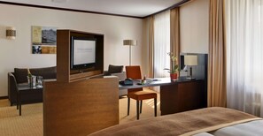 Junior Suite | Premium bedding, pillowtop beds, in-room safe, desk - Steigenberger Hotel Dortmund (Dortmund)