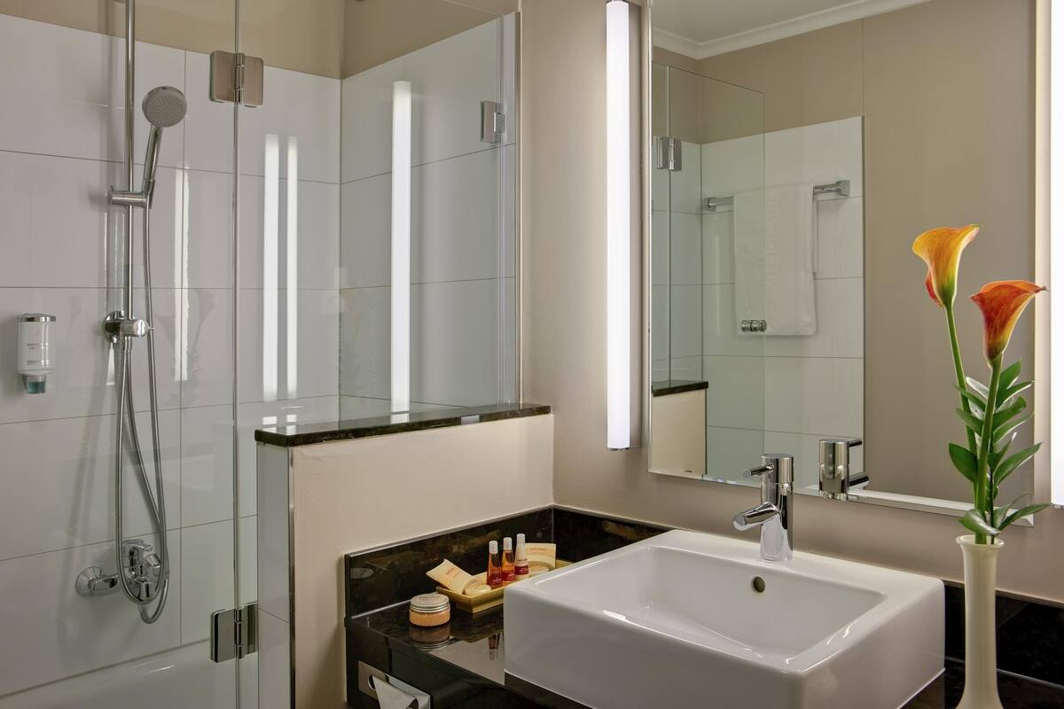 Bathroom | Shower, hydromassage showerhead, free toiletries, hair dryer
