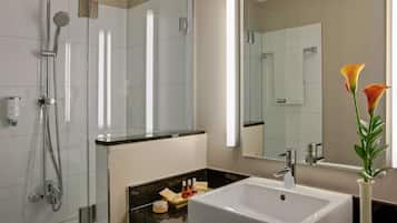 Junior Suite | Bathroom | Shower, hydromassage showerhead, free toiletries, hair dryer