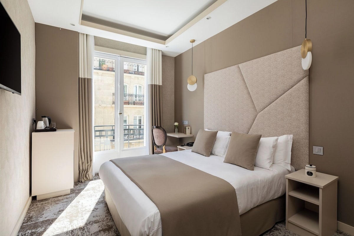 Kamar Double Klasik | Minibar, brankas, dan dilengkapi dengan perabotan berbeda-beda