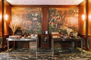 Petit déjeuner buffet (24 EUR par personne)