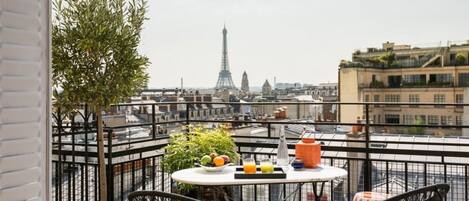 The Iconic Suite - Eiffel Tower View | Terrace/patio