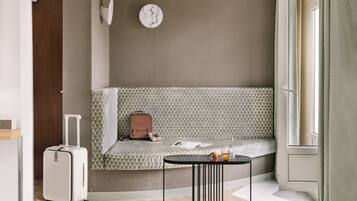 Minibar, caja de seguridad en la habitación y muebles diferentes