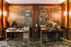 Petit déjeuner continental (24 EUR par personne)