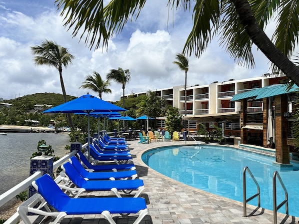 Piscine extérieure, parasols de plage, chaises longues