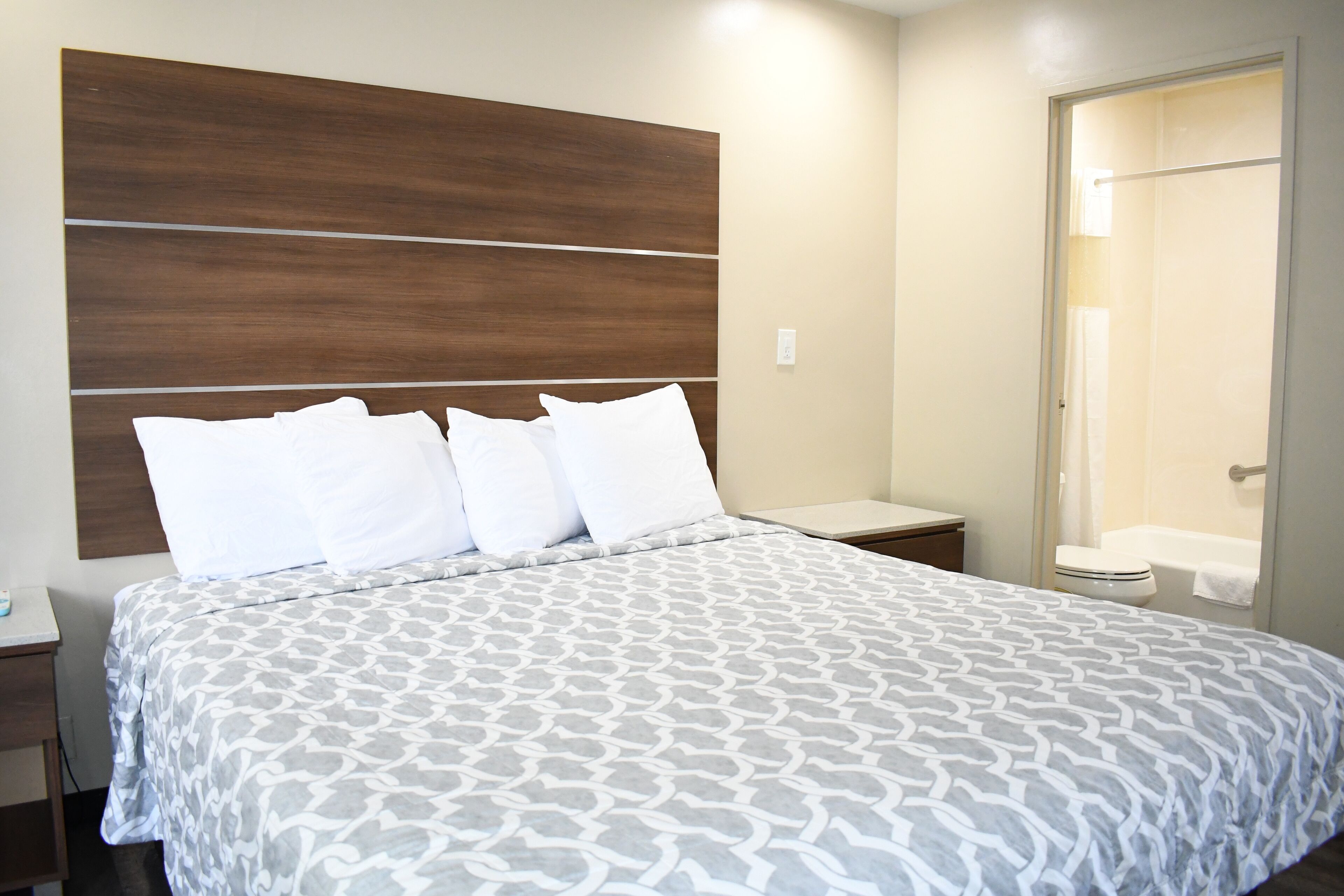 Travelodge by Wyndham Long Beach Convention Center