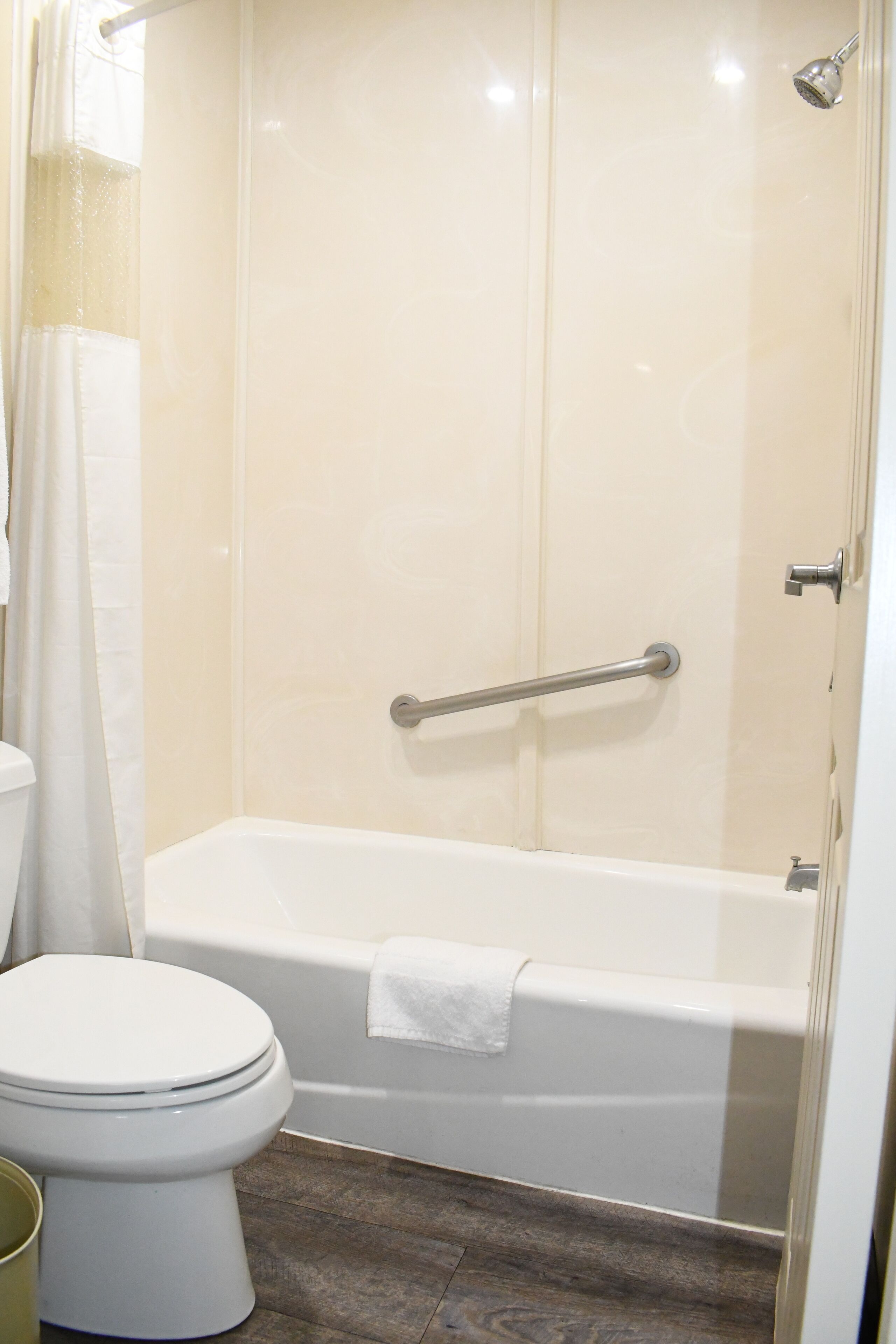 Un baño con bañera, inodoro y cortina de ducha.