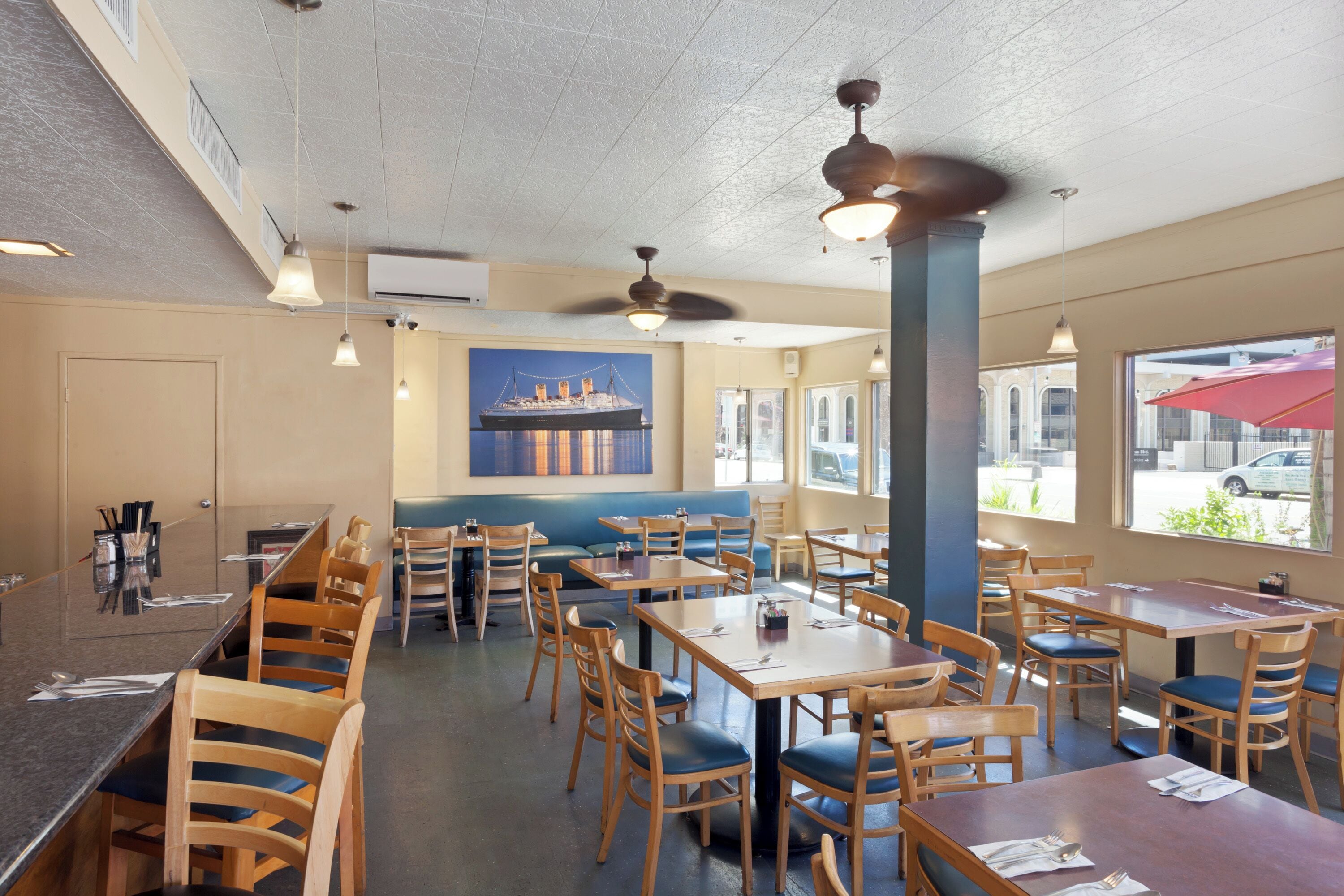 Breakfast, lunch and dinner served