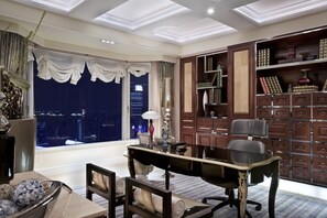 Deluxe Suite | Minibar, in-room safe, iron/ironing board, alarm clocks - Hilton Shanghai (Shanghai)