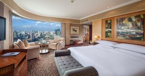 King Panorama Suite | Minibar, in-room safe, iron/ironing board, alarm clocks - Hilton Shanghai (Shanghai)