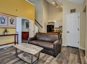 디럭스 스위트, 침실 2개 | 거실 | 케이블 채널 시청이 가능한 32인치 플라스마 TV, TV