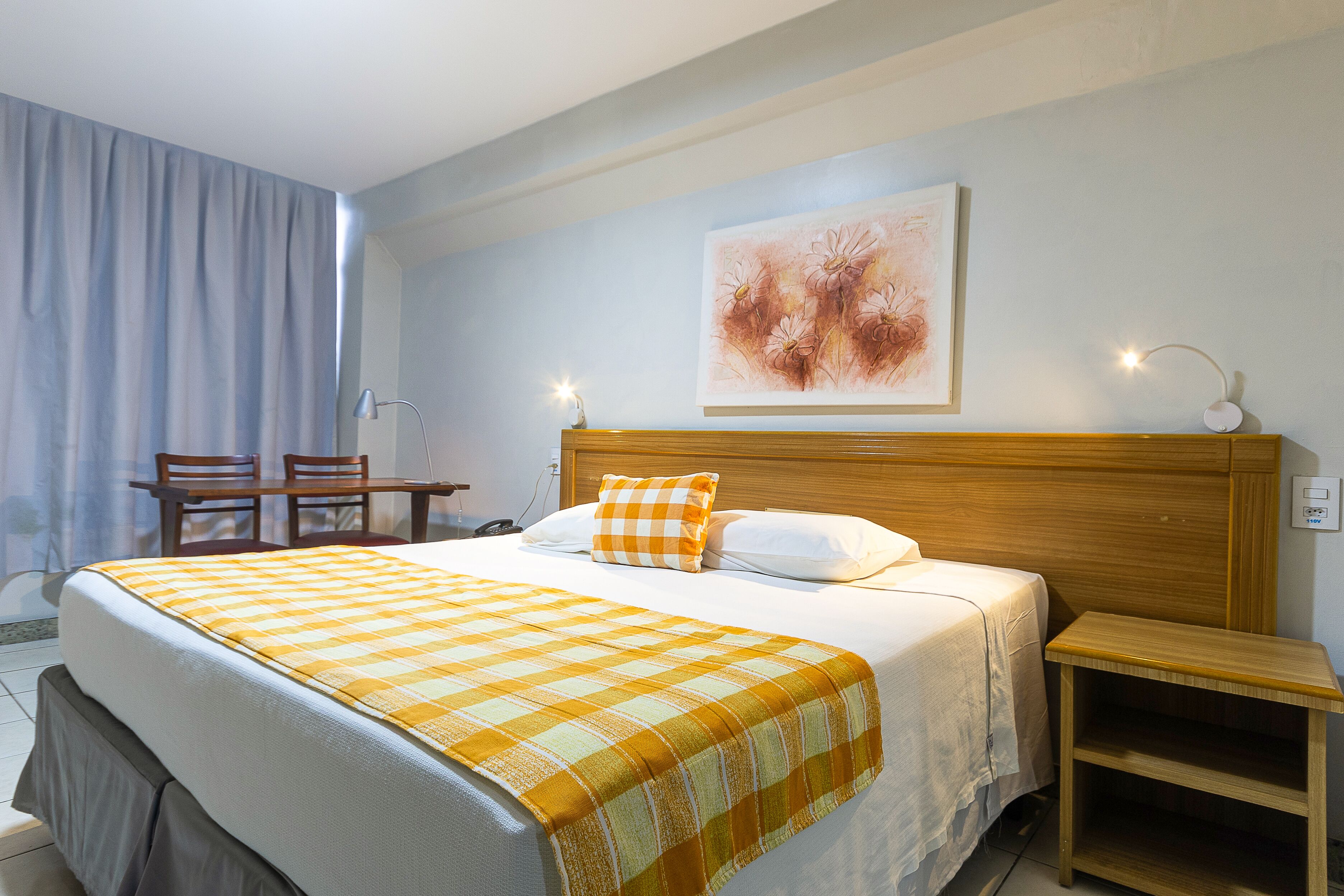 Quarto casal executivo | Frigobar, cofres nos quartos, Wi-Fi de cortesia, roupa de cama