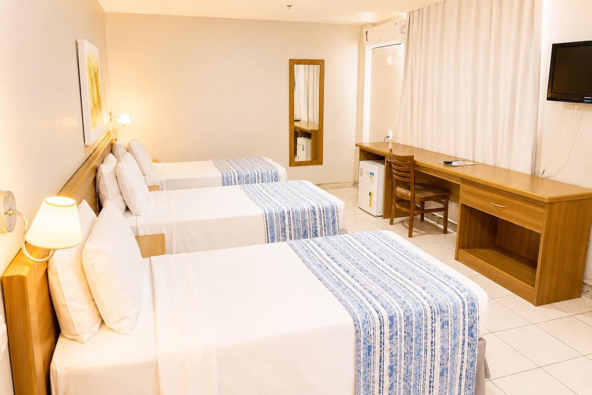Quarto Triplo Solteiro | Een minibar, een kluis op de kamer, gratis wifi, beddengoed