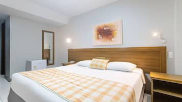 Double Room | Minibar, in-room safe, WiFi (free), bed sheets