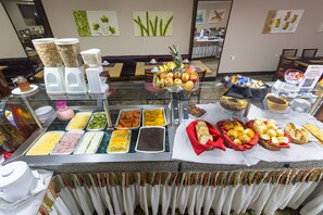 Free daily continental breakfast  - Hotel Golden Park Rio de Janeiro Aeroporto By Nacional Inn (Rio de Janeiro)