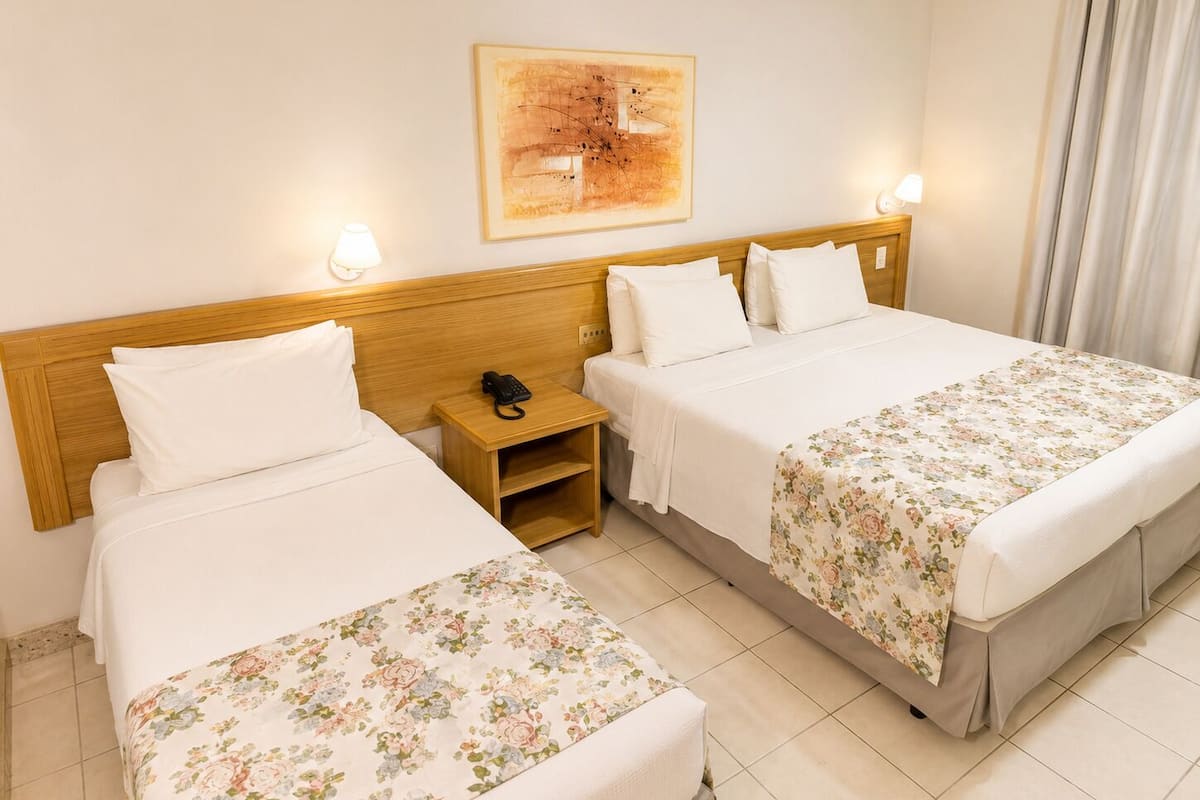 Quarto Triplo Casal | Een minibar, een kluis op de kamer, gratis wifi, beddengoed