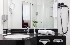 Shower, hair dryer, slippers, towels - Hotel Erfurt City Center by Leonardo Hotels (Erfurt)
