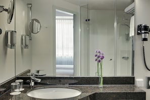 Shower, hair dryer, towels