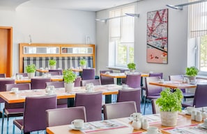 Buffet breakfast on weekdays (EUR 19 per person) - Hotel Erfurt City Center by Leonardo Hotels (Erfurt)