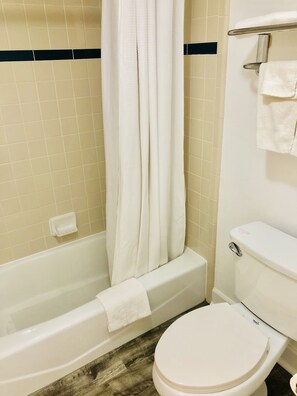 Habitación, 2 camas Queen size, para no fumadores | Baño | Tina con regadera, amenidades de baño gratuitas, secadora de cabello 