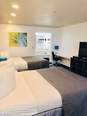 Desk, blackout curtains, iron/ironing board, free WiFi - BridgePoint Inn Daly City (Daly City)