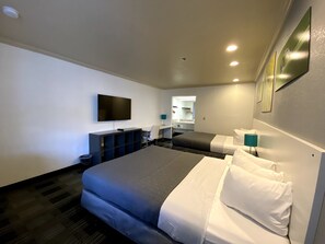 Desk, blackout curtains, iron/ironing board, free WiFi - BridgePoint Inn Daly City (Daly City)