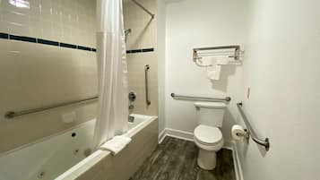 Combined shower/bathtub, free toiletries, hair dryer, towels