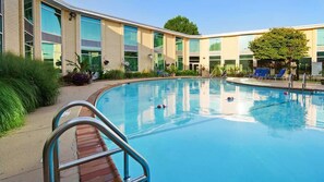 Una piscina al aire libre de temporada